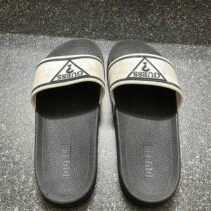 Women’s Guess slides